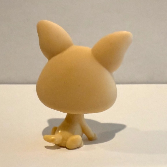 Littlest Pet Shop LPS 837 Funniest Chihuahua Beige Dog ~ Authentic - Picture 2 of 3